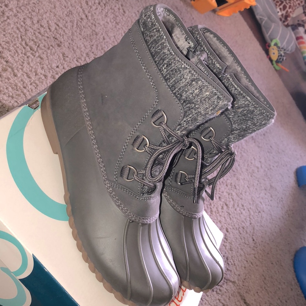 Women’s bare trap boots